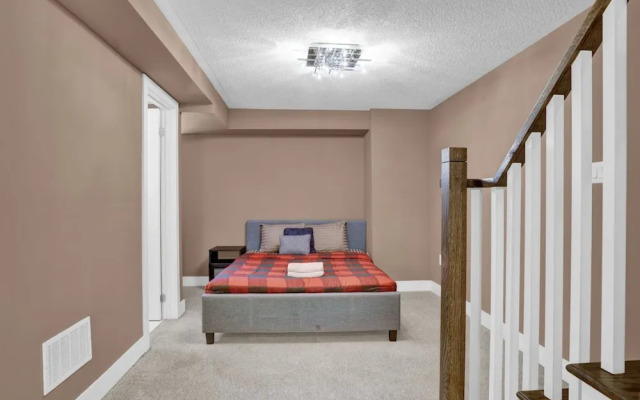 Stylish Mississauga Lower Unit BBQ Yard Paradise