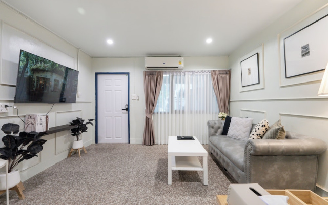 Arun Sa Wad House Sukhumvit 2 Guests