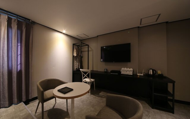 Gupo Station Almond Hotel