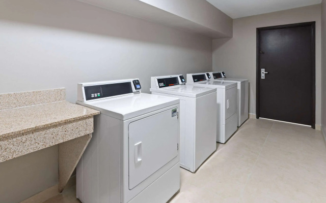 La Quinta Inn & Suites by Wyndham Memphis I-240