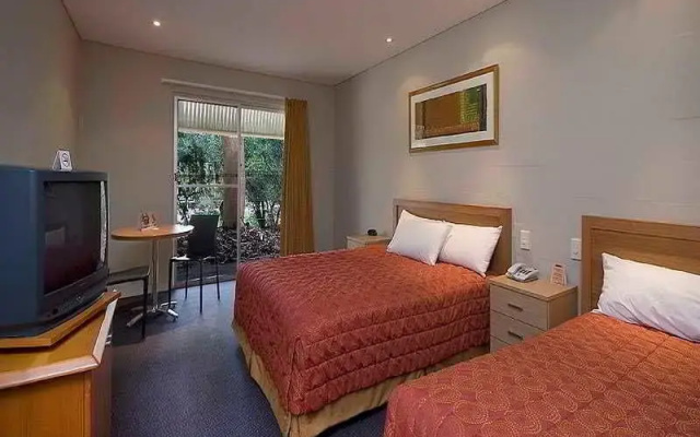 Outback Hotel & Lodge