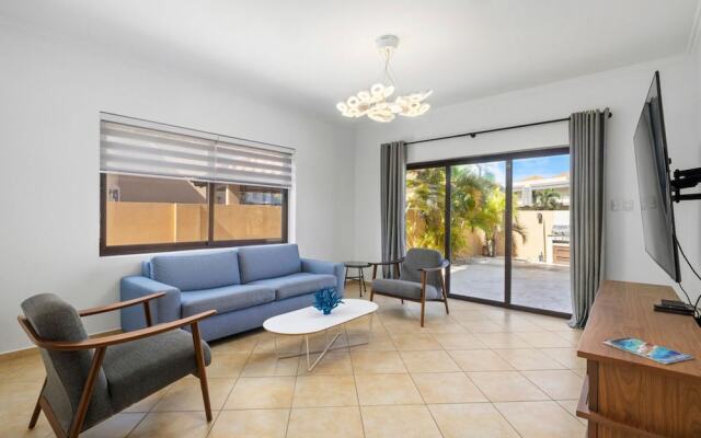 4BR Villa Gold Coast w Pool