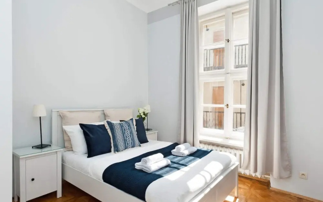 Square Apartment by Loft Affair