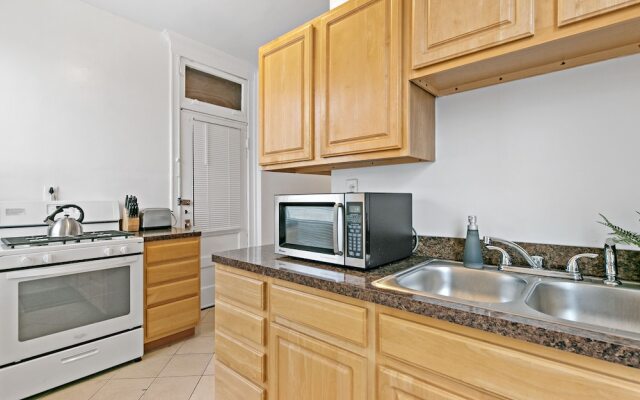 2BR Real Comfy Apt in Wrigleyville