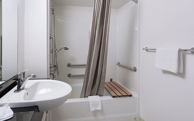 Super 6 Inn & Suites Baton Rouge