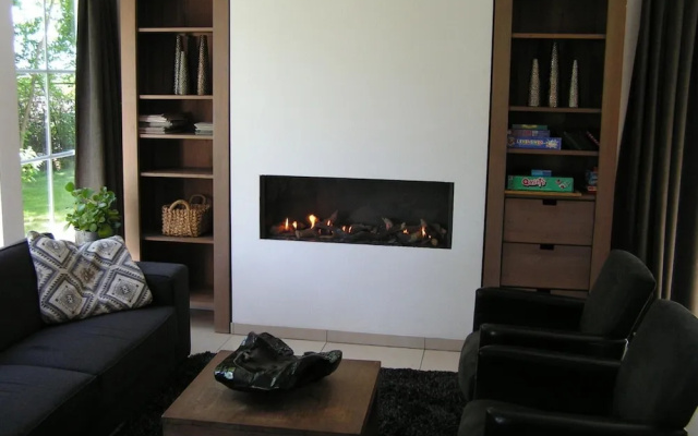 Spacious 10-person Villa in Quiet Holiday Park