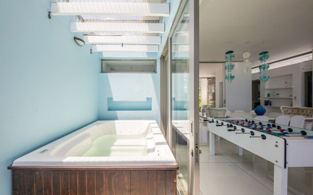 15 Views Penthouse One Bedroom Apartment Sleeps 2