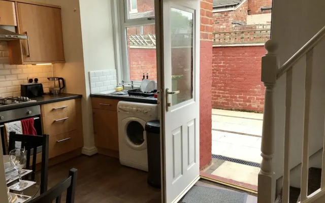 3 Bedroom House Close to M6 & M55