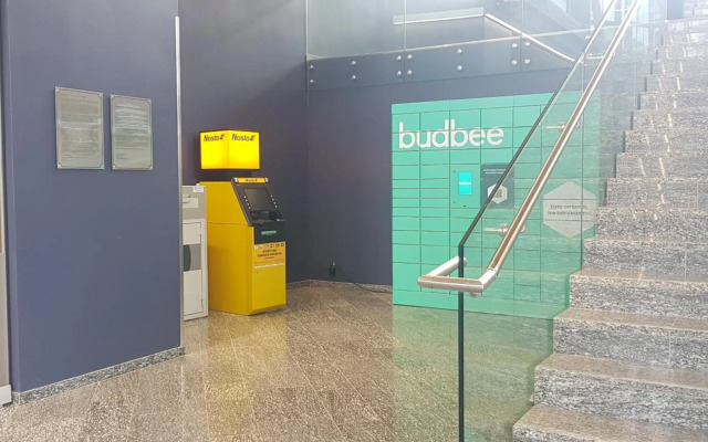 City apartment with lake view and free parking