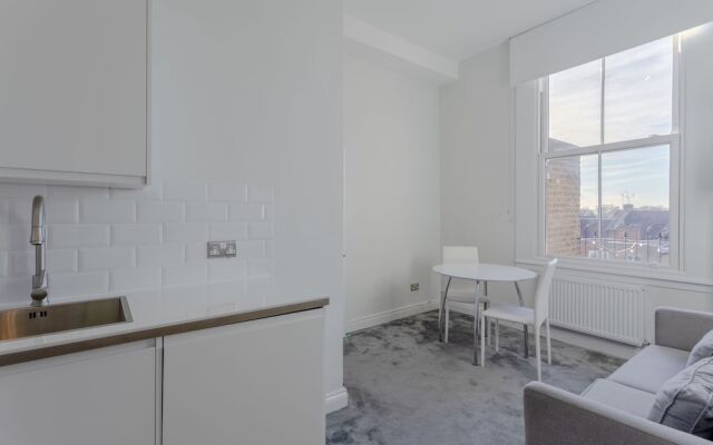 Modern 2 Bedroom Apartment Near Queens Park