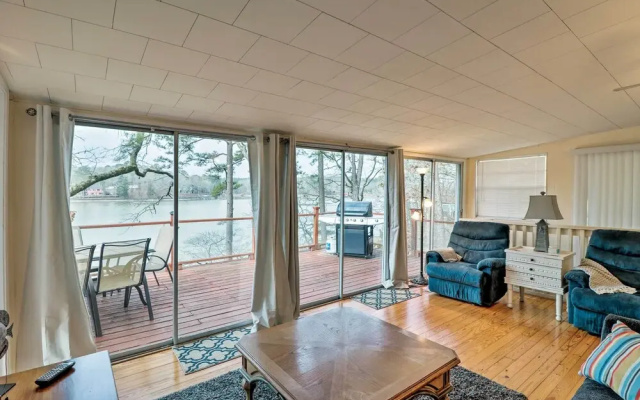 Riverfront Deck + Fire Pit: Hot Springs Retreat!