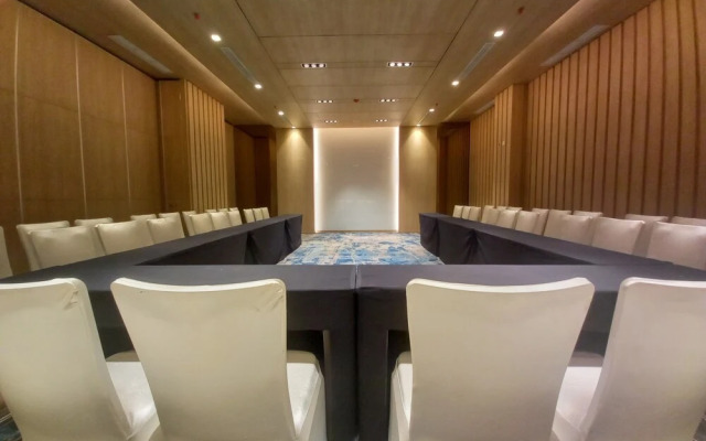 Louis Kienne Cikarang Hotel & Service Apartment
