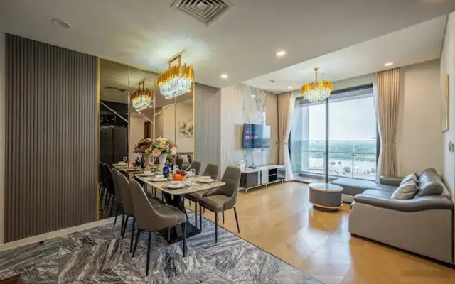Eaton Park Riverside Luxury Vacation