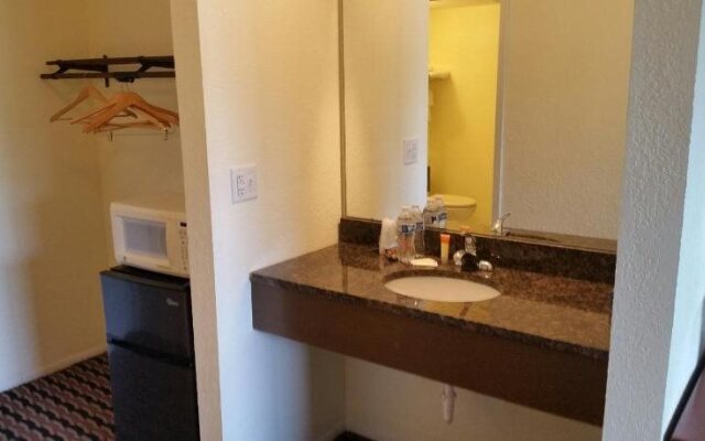 Riverwalk Inn & Suites