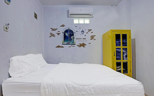 SPOT ON 91506 Guest House Putri Raja – Guest Rooms – Cirebon