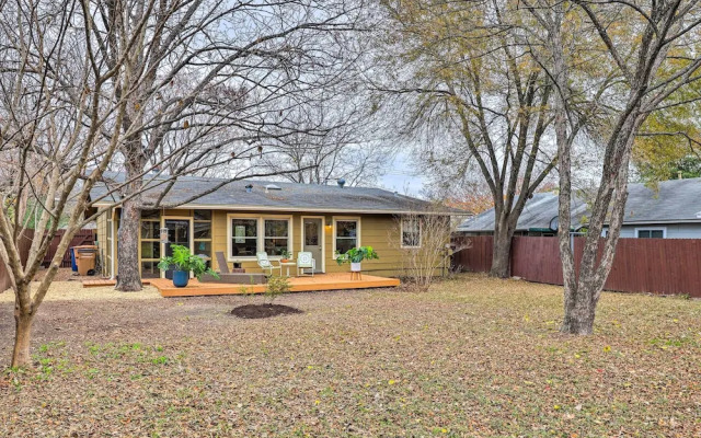 6 Mi to Dtwn Austin: Home w/ Screened Porch & Yard