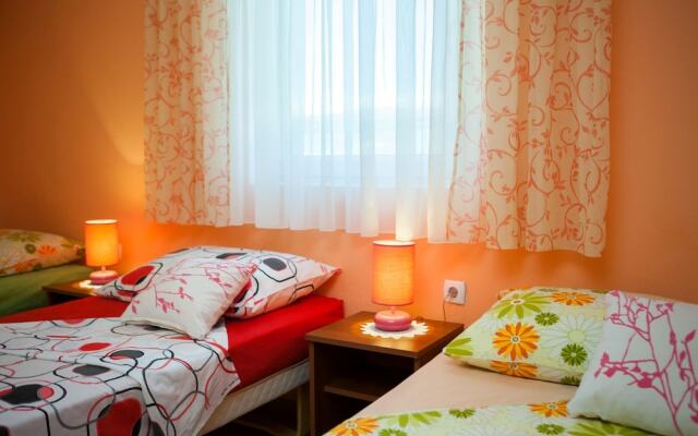 A5 - Modern apt With Terrace, 3 min Walk to Beach