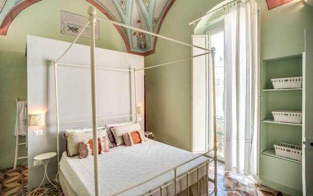 Bilocale con Affreschi e Vista Mare in Centro