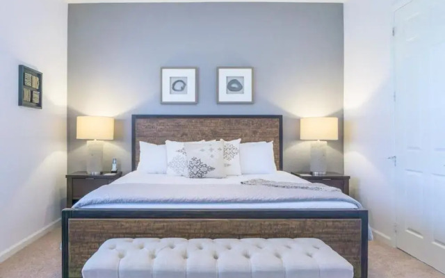 Lakeview Penthouse Elegance 3 Bedroom Condo by RedAwning