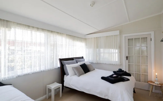 Heritage Home With BBQ & Outdoor Fire Pit – Guest Rooms – Tenterfield