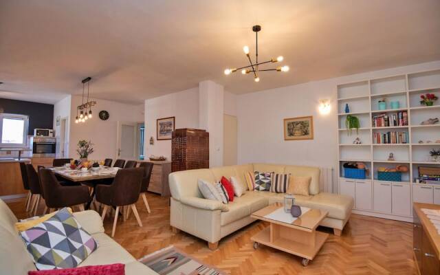 Amazing Home in Makarska With Wifi and 6 Bedrooms