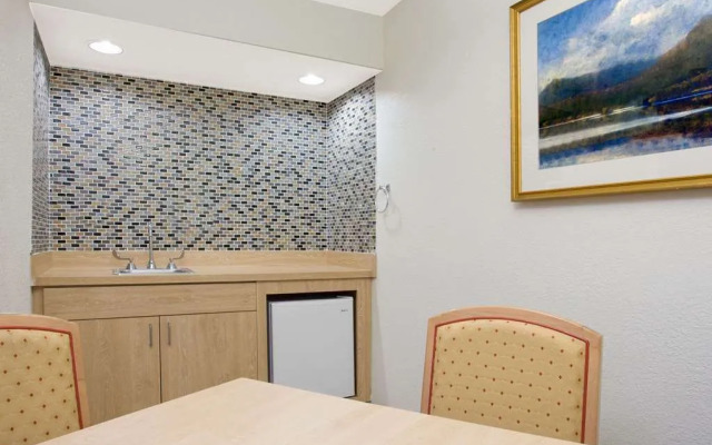 Days Inn by Wyndham Hilton Head