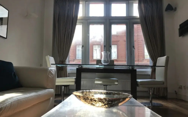 Suitely Trafalgar Square Luxury Apartment