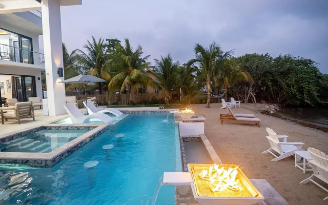 Spacious 4-bed Villa in Placencia Village w Pool