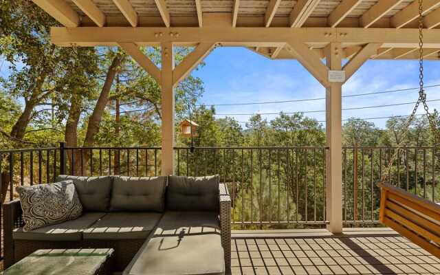 Bearfoot Lodge Near Hiking & Skiing!