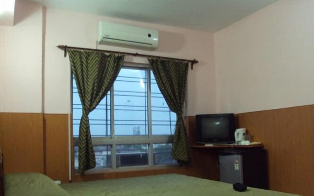 Malik Court by OYO Rooms