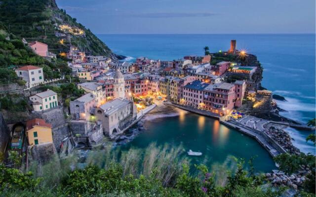 ALTIDO Charming House for 12, with Patio in Vernazza