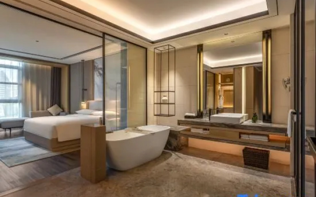 Executive Suite (Tub + Fridge + Mobile Screen Casting) — фото 3