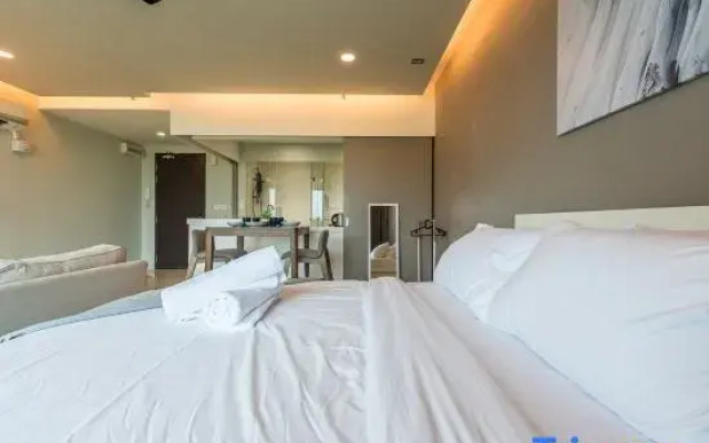 Trefoil Setia Alam 2 Pax with Neftlix