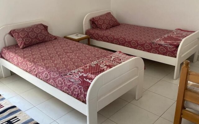 Sunny 4-Bedroom Townhouse Families Only