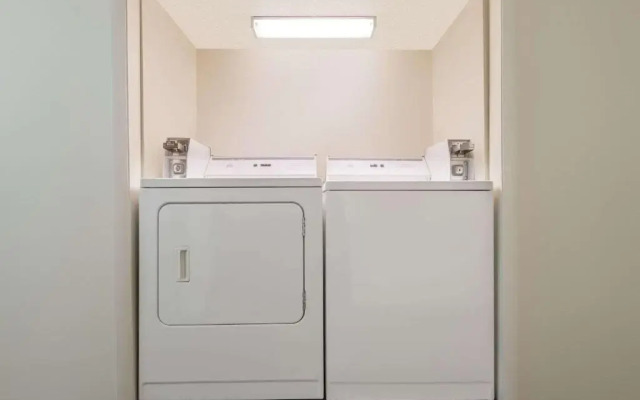 Super 8 Topeka/Wanamaker RD/I-70