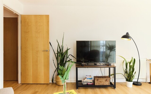 The Queensland Sanctuary - Trendy 2bdr Flat With Terrace