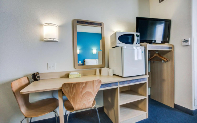 Motel 6 Red Deer, AB
