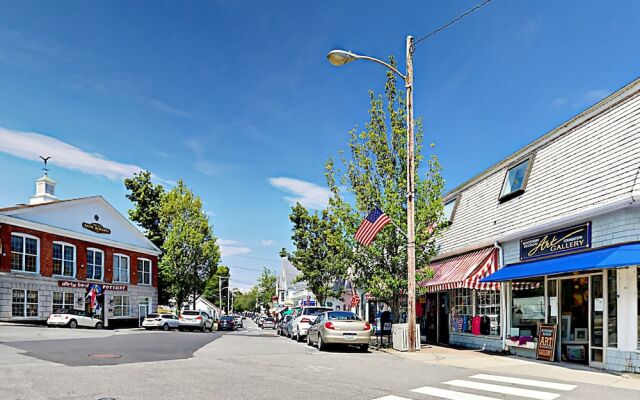 Downtown Boothbay Harbor Apartment by RedAwning