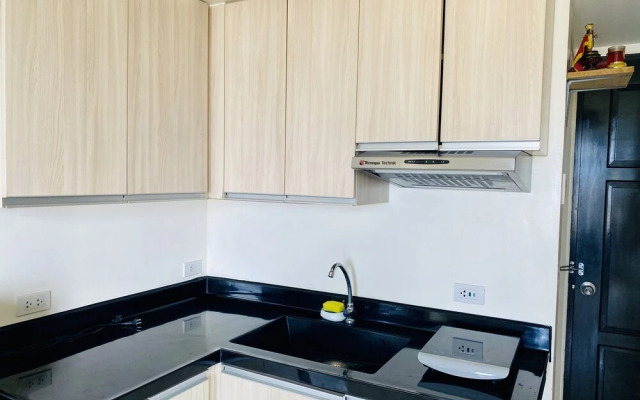 Mabolo Garden Flats by Sleeping Forest