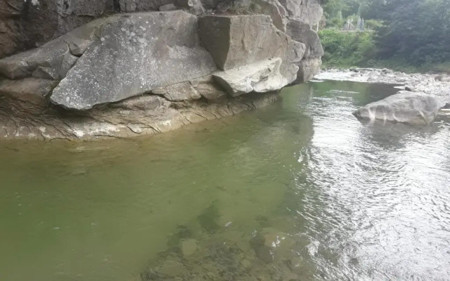 U Anastasii i Sofii bilya richki