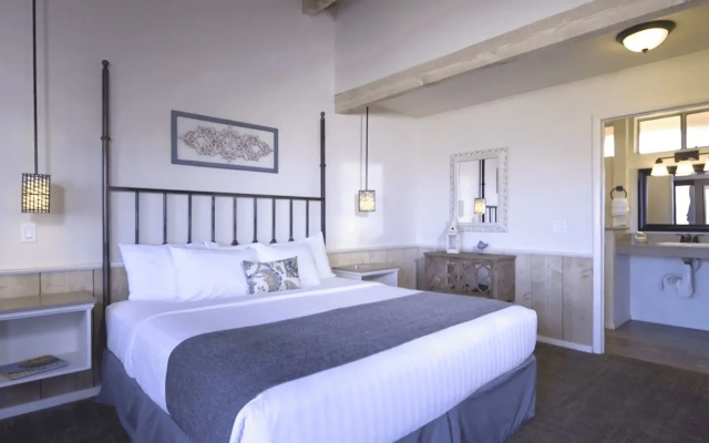 Sky Ranch Lodge