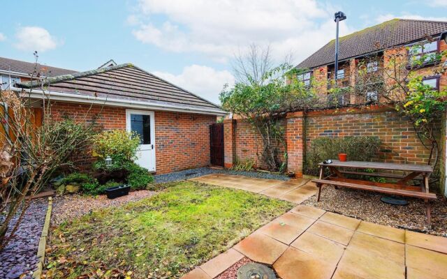 Stylish 3-bed Home in East London Free Parking