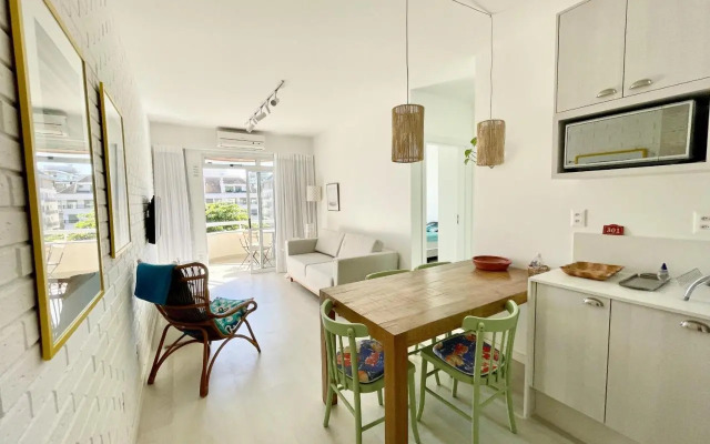 Belo Apto com churrasqueira a 100m da Praia