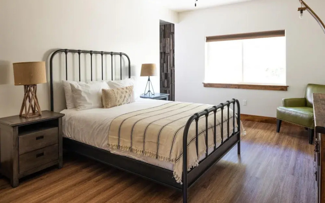 Emerson by AvantStay | Secluded Home - 125 Acres w/ Hiking, Hot Tub & Patio