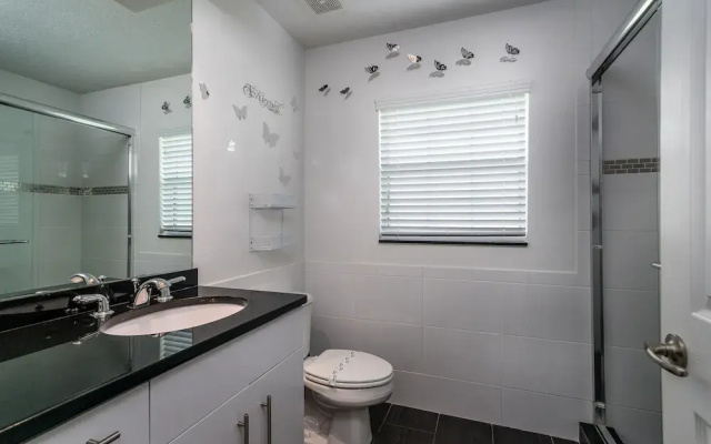 Stunning Executive Ruyper 4 Bedroom Home by RedAwning