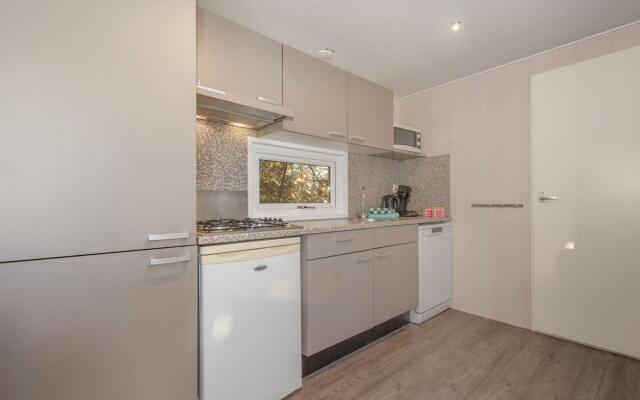 Comfy Chalet With Dishwasher, 500 m From the Beach