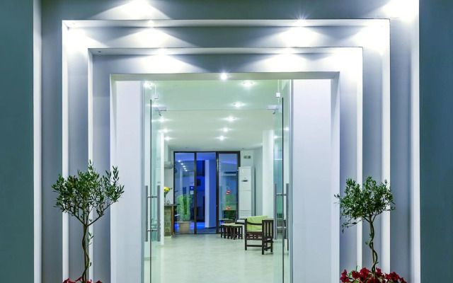 Xenios Dolphin Beach Hotel