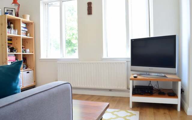Bright Apartment Near Brixton