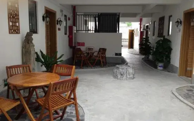 Zhenyangxia Scenic Area Theme Inn