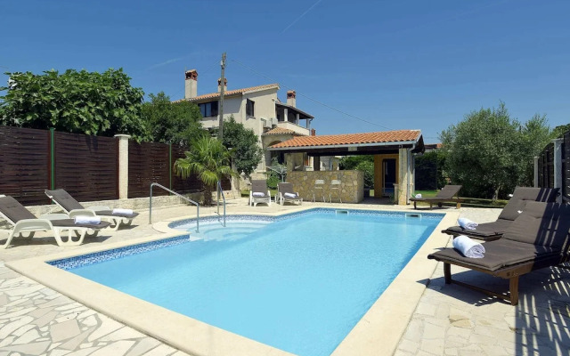 Quaint Holiday Home in Liznjan With Pool